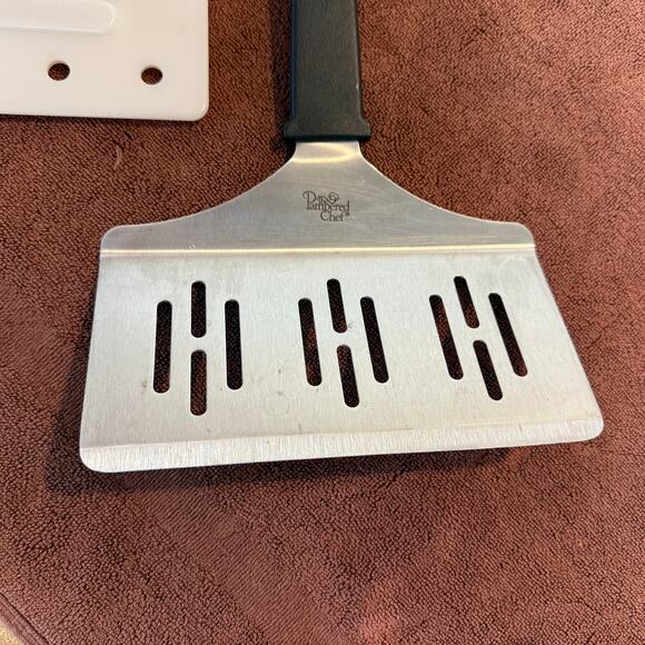 Pampered Chef grill spatula. 8 in. wide. Great for lifting grilled fish, veggies - Picture 3 of 5